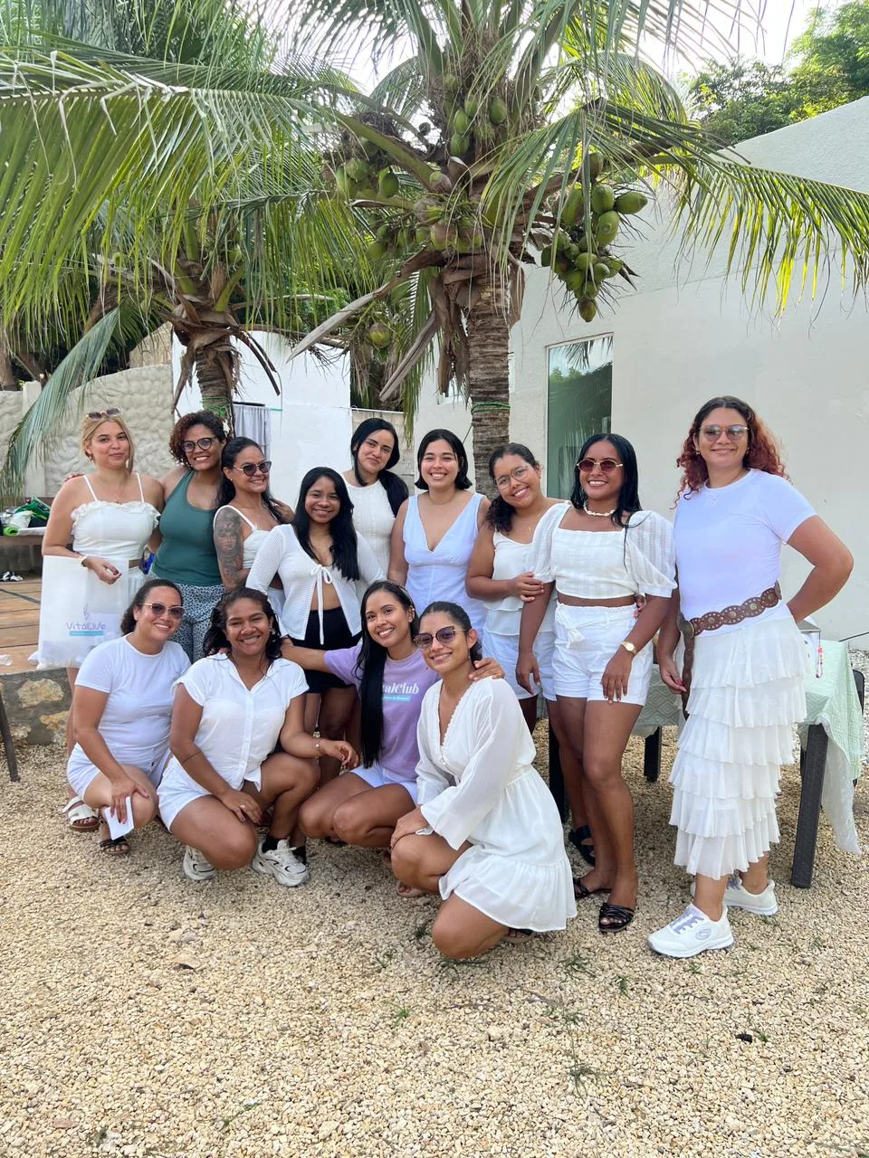 Chicas VitalClub vestidas de blanco