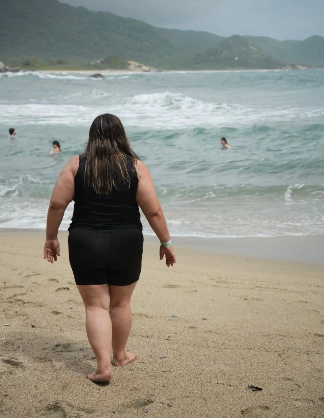 Caminando hacia la playa en Tayrona