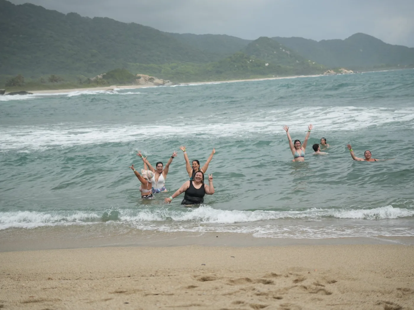Chicas disfrutando el mar en Tayrona