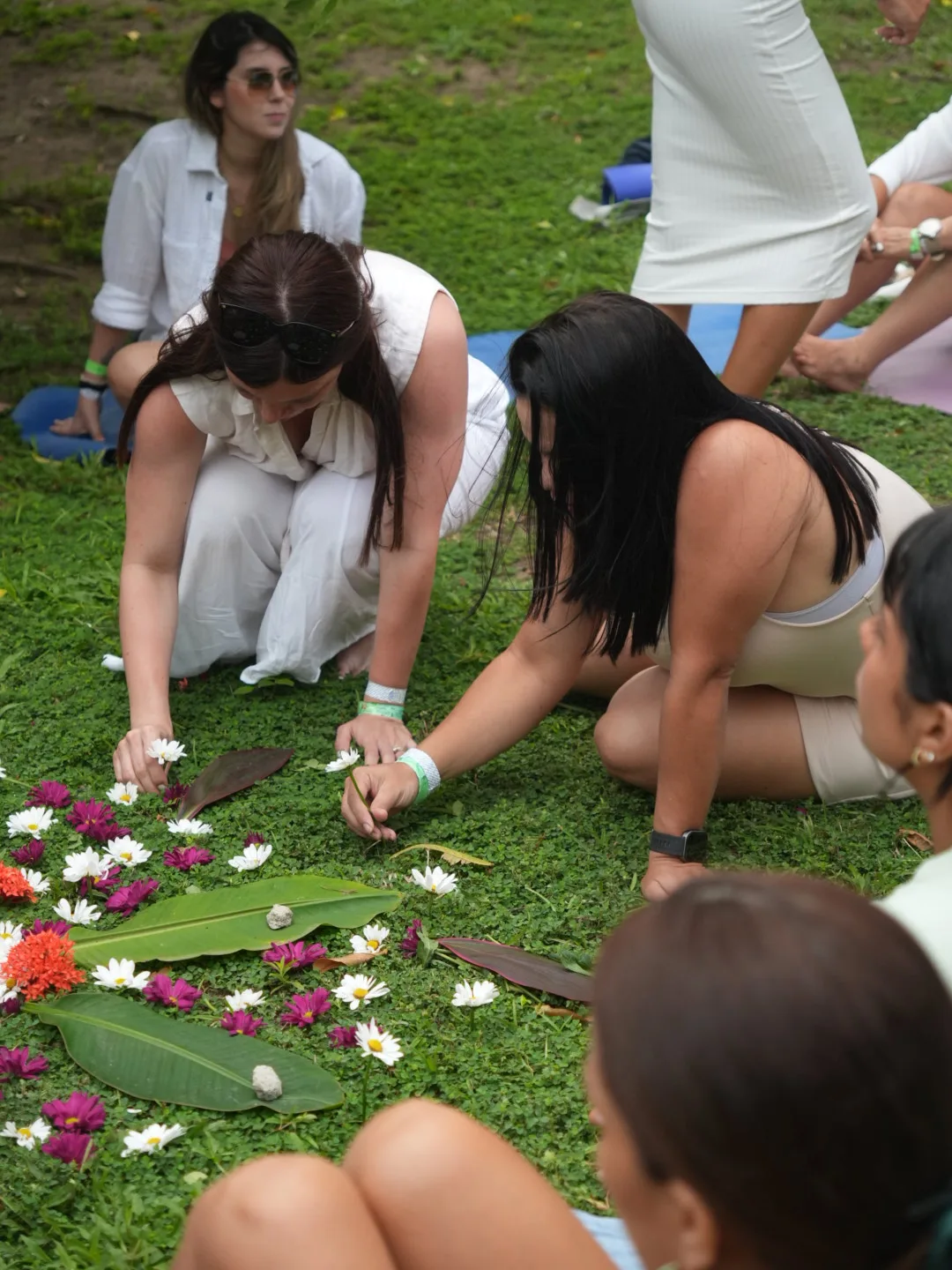 Ritual con flores en el retiro